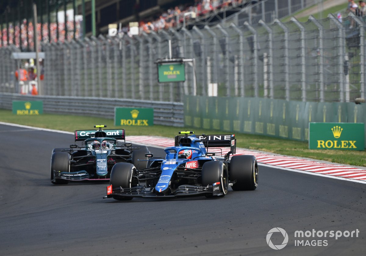 Esteban Ocon, Alpine A521, Sebastian Vettel, Aston Martin AMR21 di GP Hungaria 2021.