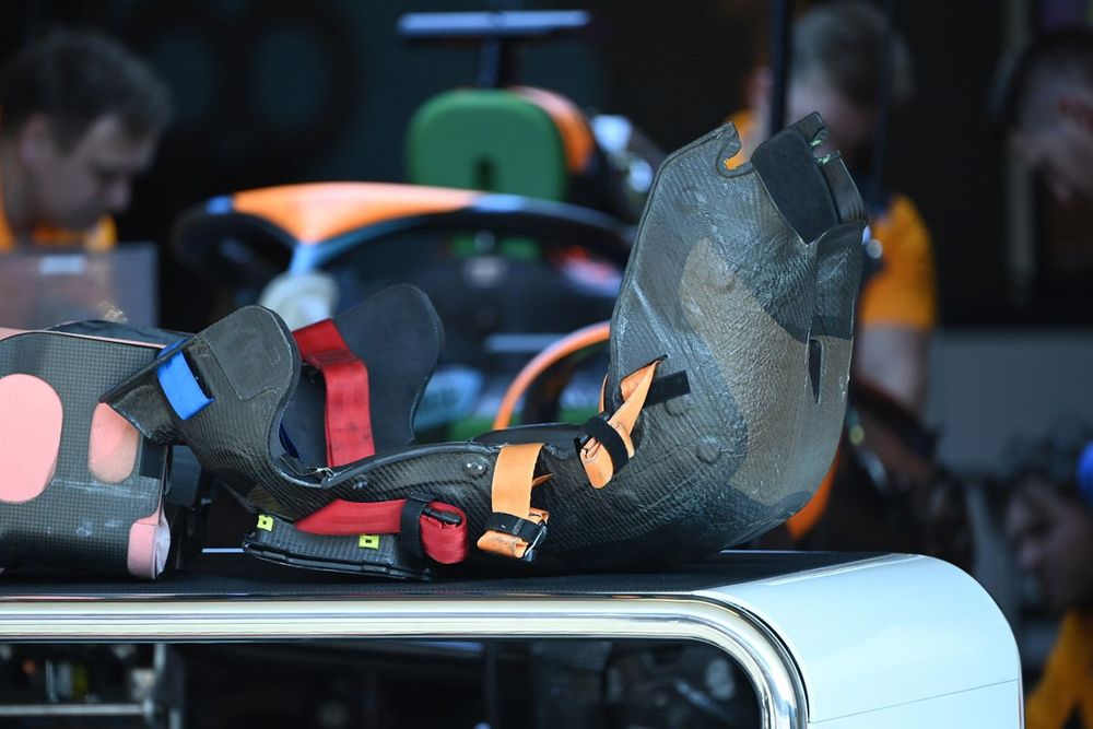 Detalle de un asiento del McLaren MCL60 con los cinturones de seguridad