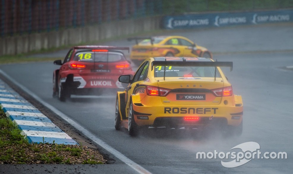 В квалификации первый ряд заняли пилоты Lukoil Racing на Hyundai i30 N, но в гонке два болида Lada были неудержимы. И на долю обладателя поула Ивана Лукашевича (№ 16) осталась только третья ступень подиума