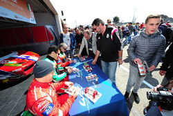 #83 AF Corse Ferrari 458 Italia: Francois Perrodo, Emmanuel Collard, Rui Aguas firmano autografi ai