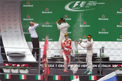 Podium: tweede Lewis Hamilton, Mercedes AMG F1; winnaar Nico Rosberg, Mercedes AMG F1; derde Sebasti