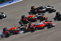 Daniil Kvyat, Red Bull Racing RB12 tampona Sebastian Vettel, Ferrari SF16-H alla partenza