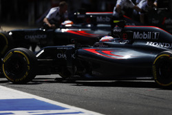 Дженсон Баттон і Фернандо Алонсо, McLaren MP4-31, на піт-лейн