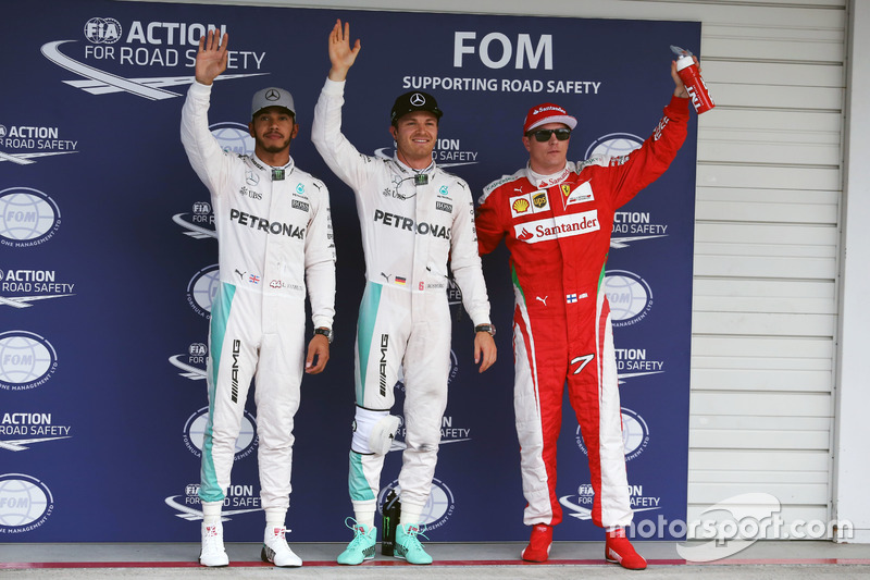 Qualifiche, i primi tre nel parco chiuso (da sx a dx): il secondo qualificato Lewis Hamilton, Mercedes AMG F1; il poleman Nico Rosberg, Mercedes AMG F1; il terzo qualificato Kimi Raikkonen, Ferrari