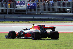 Daniel Ricciardo, Red Bull Racing RB13 retires from the race