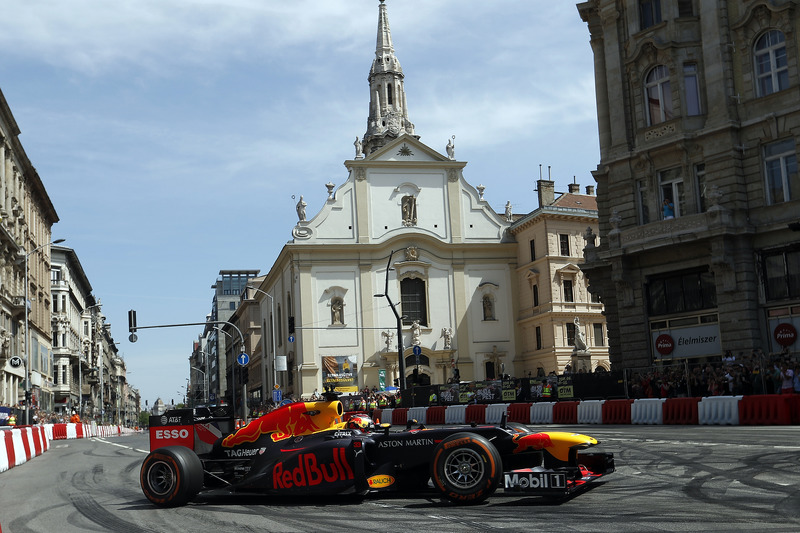 Max Verstappen, Red Bull Racing, за кермом
