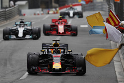 Il vincitore Daniel Ricciardo, Red Bull Racing RB14, viene salutato dai marshal, che sventolano le bandiere, davanti a Lewis Hamilton, Mercedes AMG F1 W09 e Kimi Raikkonen, Ferrari SF71H