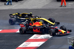 Carlos Sainz Jr., Renault Sport F1 Team R.S. 18 y Max Verstappen, Red Bull Racing RB14 batalla