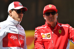 Marcus Ericsson, Sauber e Kimi Raikkonen, Ferrari, nella drivers parade