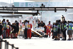 De uitgebrande auto van Kevin Magnussen, Renault Sport F1 Team RS16