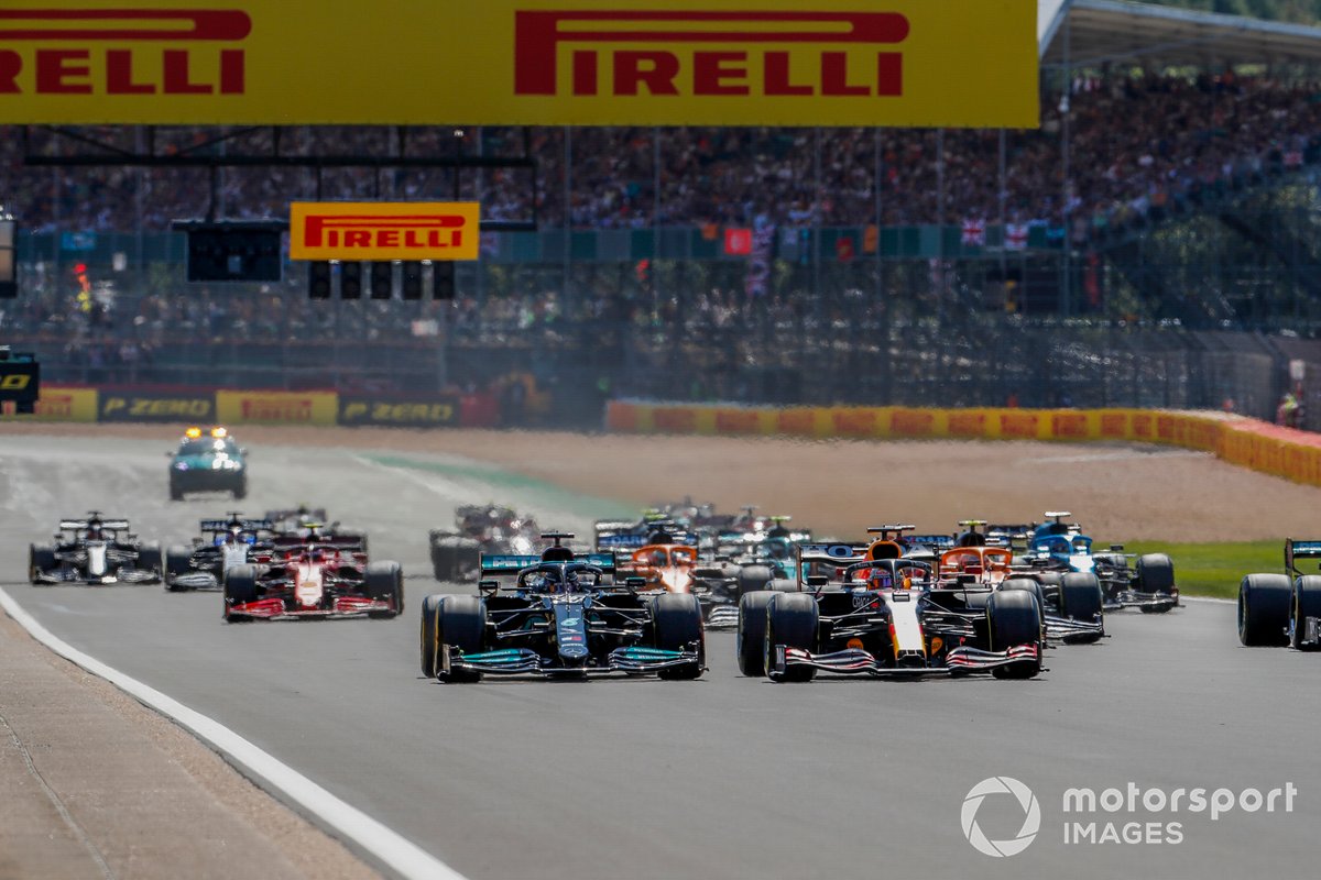 Max Verstappen, Red Bull Racing RB16B, dan Lewis Hamilton, Mercedes W12, memimpin saat start