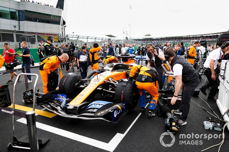Mekanikerler gridde Carlos Sainz Jr'ın McLaren MCL34 aracı üzerinde çalışıyorlar