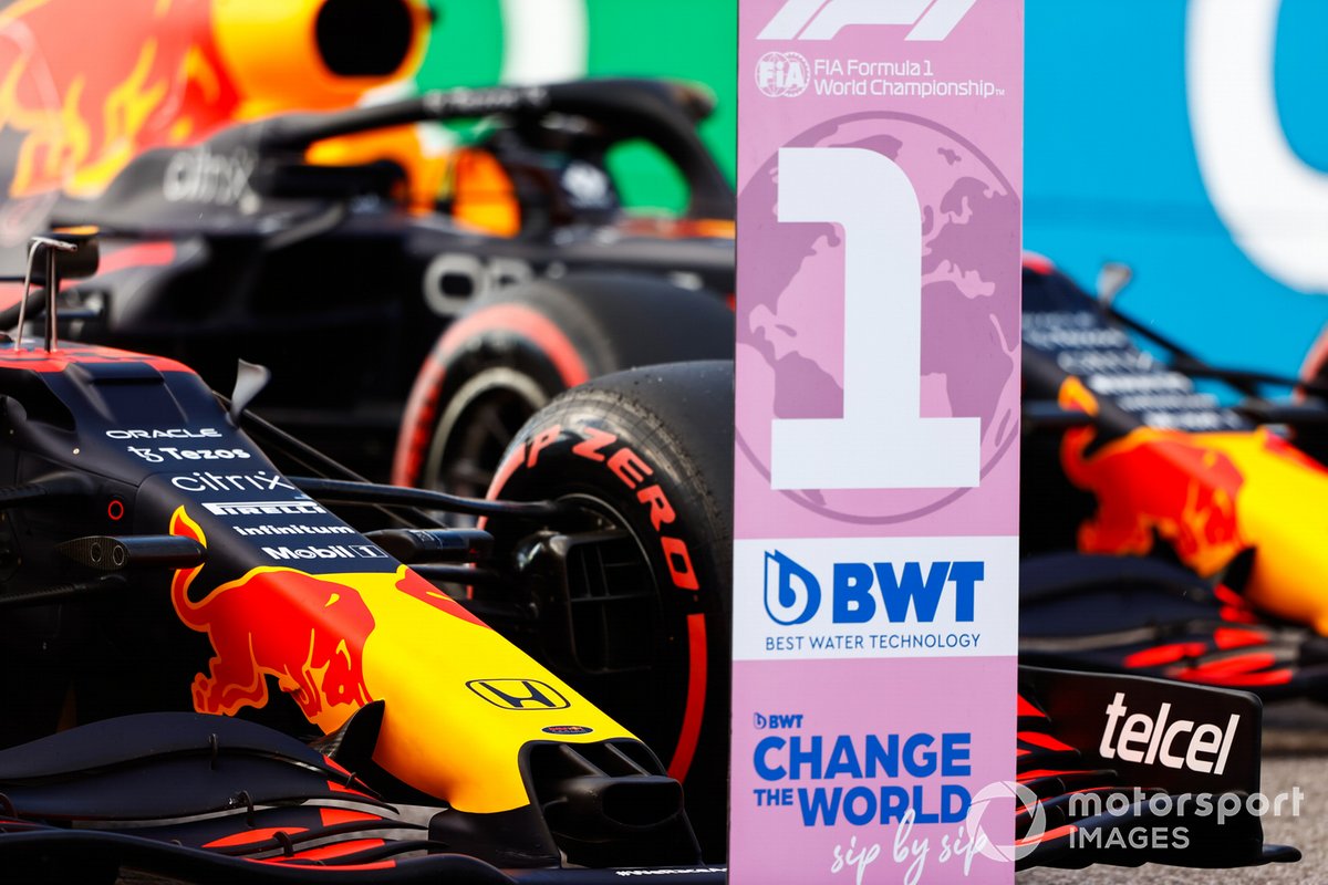 Marker bij de auto van pole man Max Verstappen, Red Bull Racing RB16B