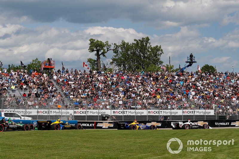Josef Newgarden, Team Penske Chevrolet, memimpin balapan jelang memasuki Tikungan 1