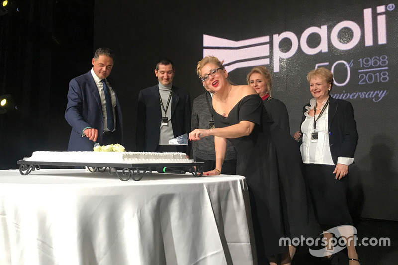 Il taglio della torta per i 50 Anni di Paoli