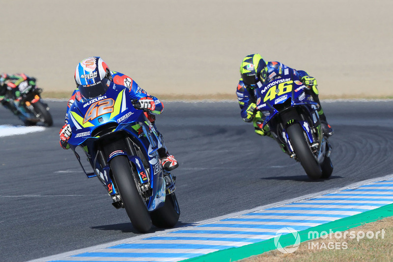 Alex Rins, por delante de Valentino Rossi en Motegi