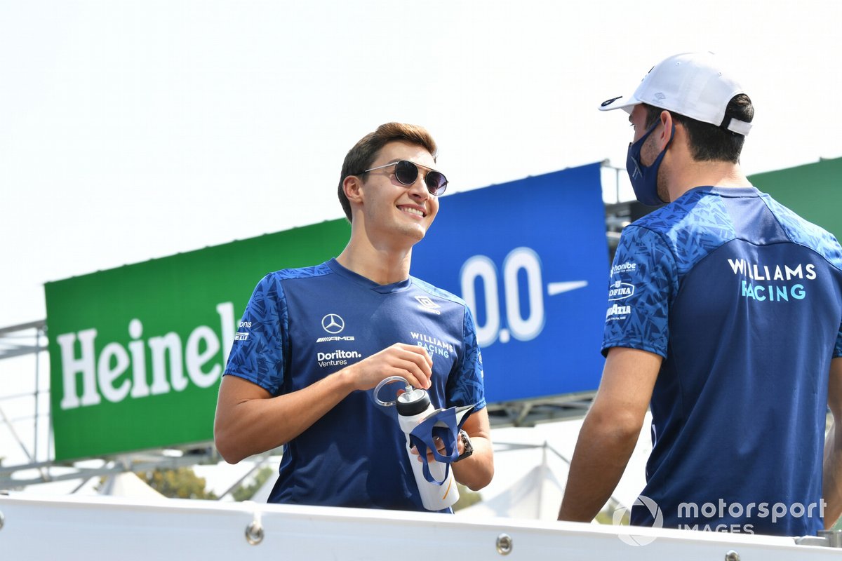 George Russell, Williams, et Nicholas Latifi, Williams, pendant la parade des pilotes
