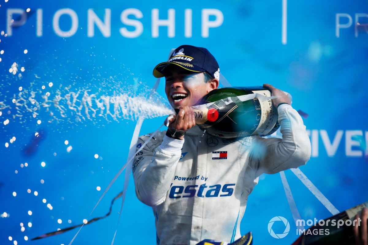 Champion Nyck de Vries, Mercedes-Benz EQ, di atas podium merayakan gelar juara dunia Formula E 2020/2021.