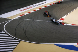 Lewis Hamilton, Mercedes AMG F1 W08; Max Verstappen, Red Bull Racing RB13; Daniel Ricciardo, Red Bul