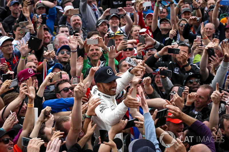 Race winner Lewis Hamilton, Mercedes AMG F1 celebrates with the fans