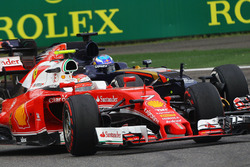 Kimi Raikkonen, Ferrari SF16-H, en Max Verstappen, Scuderia Toro Rosso STR11