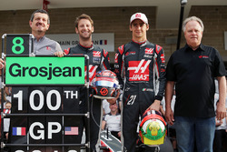 Guenther Steiner, teambaas Haas F1 Team met Romain Grosjean, Haas F1 Team; Esteban Gutierrez, Haas F