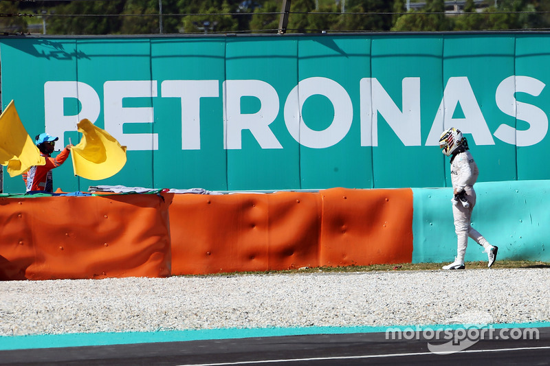 Lewis Hamilton, Mercedes AMG F1 si ritira dalla gara per la rottura del motore