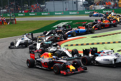 Daniel Ricciardo, Red Bull Racing RB12 en Lewis Hamilton, Mercedes AMG F1 W07 Hybrid bij de start