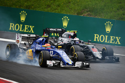 Феліпе Наср, Sauber C35 та Дженсон Баттон, McLaren MP4-31, боротьба за позицію
