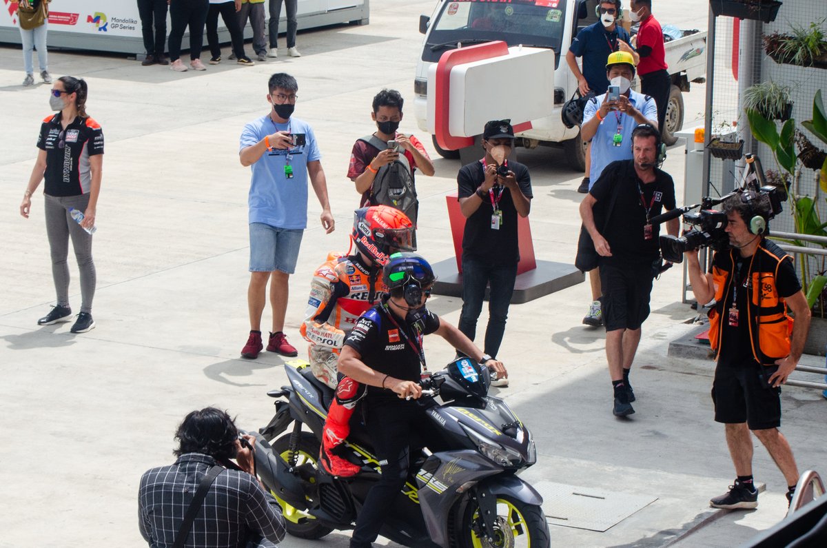 Marc Marquez, Repsol Honda, usai mengalami kecelakaan di sesi warm-up yang akhirnya membuatnya tak mampu start (DNS) pada MotoGP Indonesia.