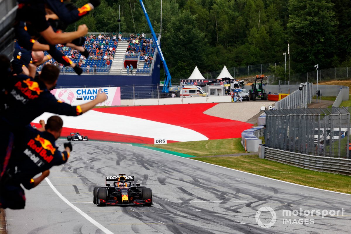 Max Verstappen, Red Bull Racing RB16B, mendapat sorakan dari anggota tim saat menuju garis finis F1 GP Styria akhir pekan lalu, Minggu (27/6/2021).