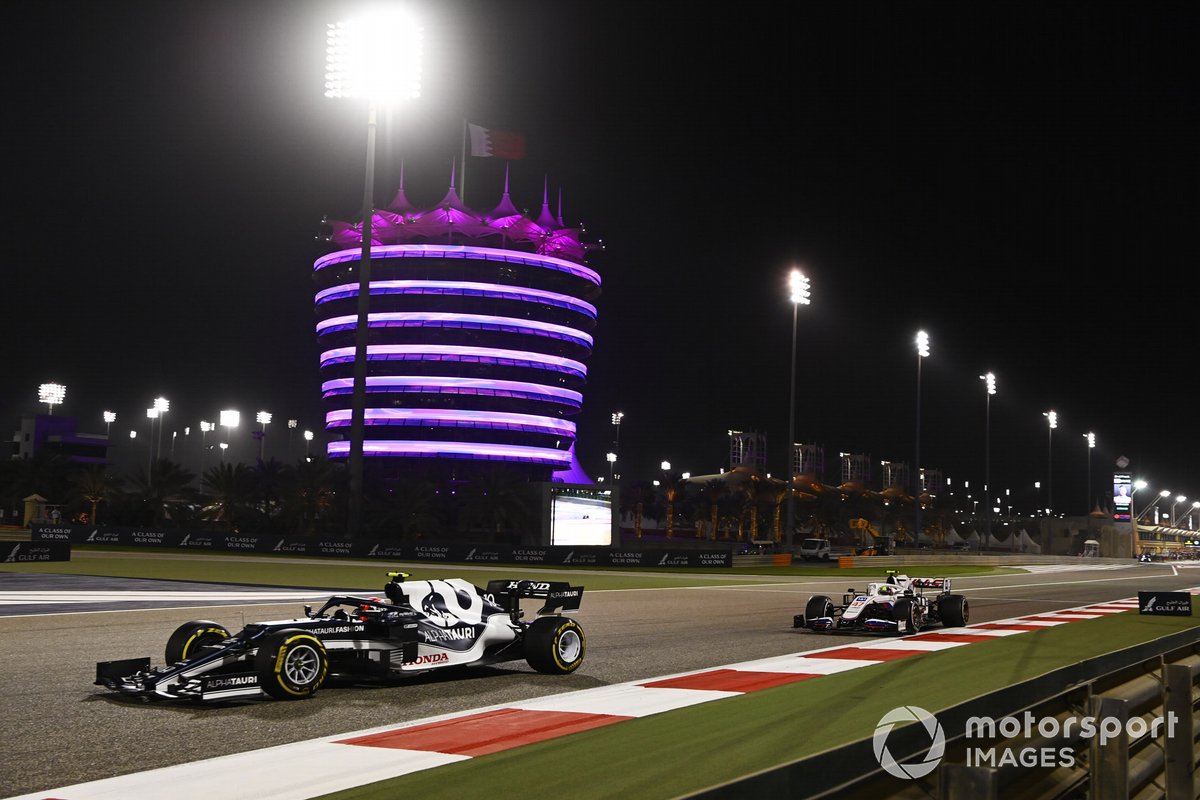Pierre Gasly, AlphaTauri AT02, Mick Schumacher, Haas VF-21.