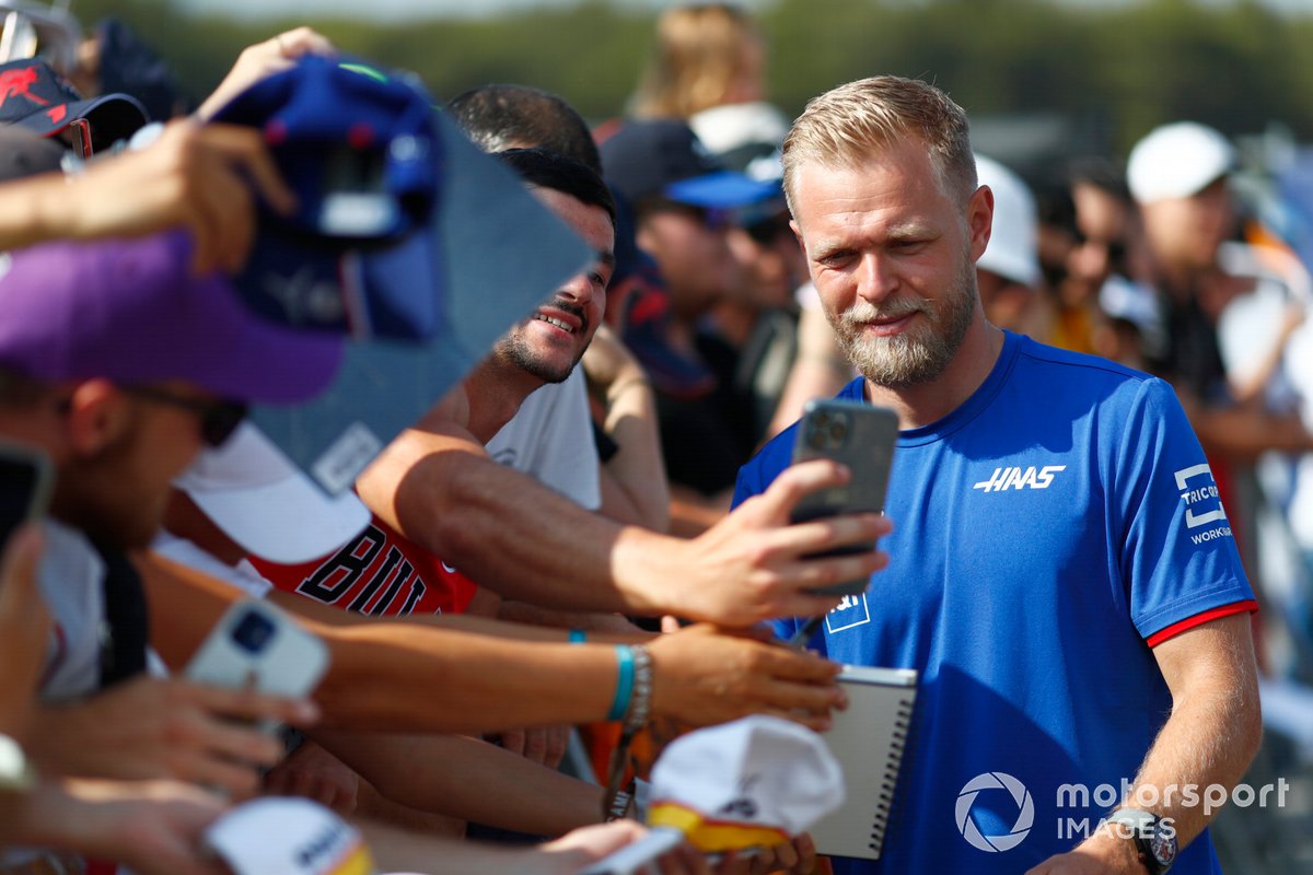 Kevin Magnussen, Haas F1 Team poses for a selfie with fans