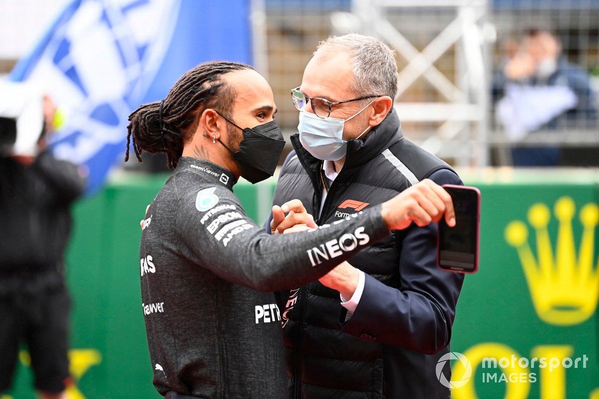 Lewis Hamilton, Mercedes, dan Stefano Domenicali, CEO, Formula 1, di grid