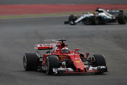 Kimi Räikkönen, Ferrari; Lewis Hamilton, Mercedes AMG F1 W08