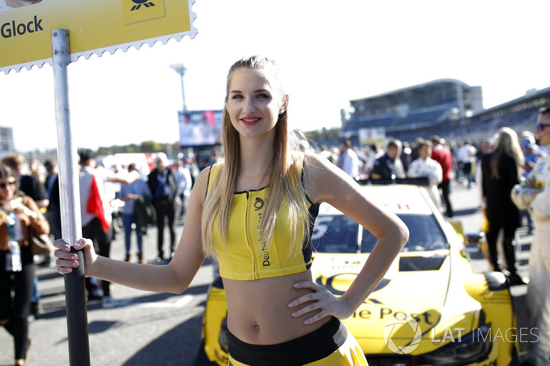 La grid girl di Timo Glock, BMW Team RMG, BMW M4 DTM