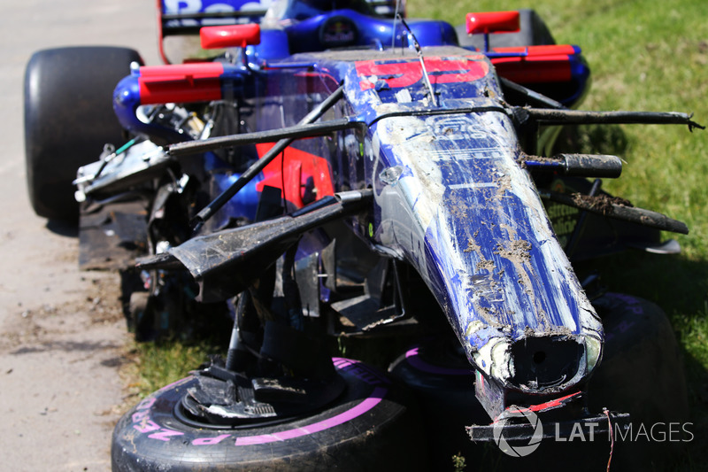 İlk turdaki kaza sonrası, Carlos Sainz Jr., Scuderia Toro Rosso STR12 ve Felipe Massa, Williams FW40