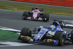 Marcus Ericsson, Sauber C36, Esteban Ocon, Sahara Force India F1 VJM10