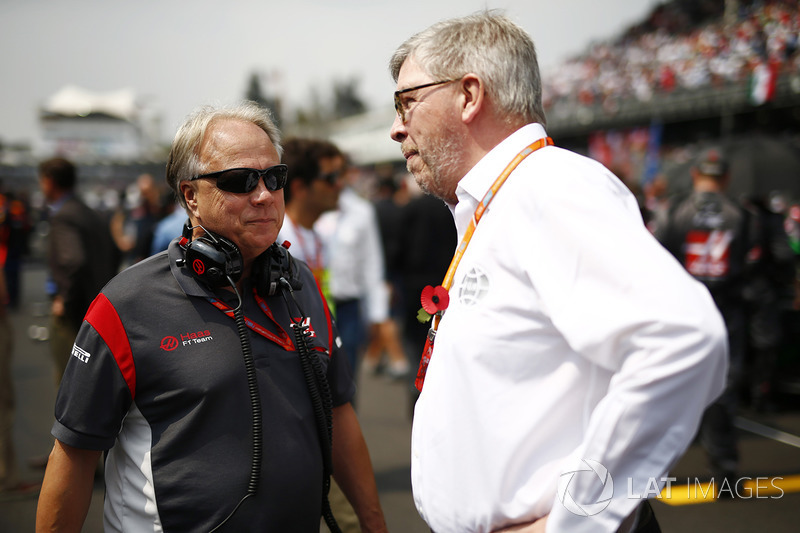 Gene Haas, Team Owner, Haas F1 Team, con Ross Brawn, director deportivo de la FOM