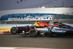 Max Verstappen, Red Bull Racing RB12 ve Nico Rosberg, Mercedes F1 W07 Hybrid