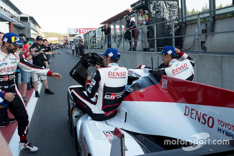 Победители гонки №8 Toyota Gazoo Racing Toyota TS050: Себастьен Буэми, Казуки Накаджима, Фернандо Алонсо