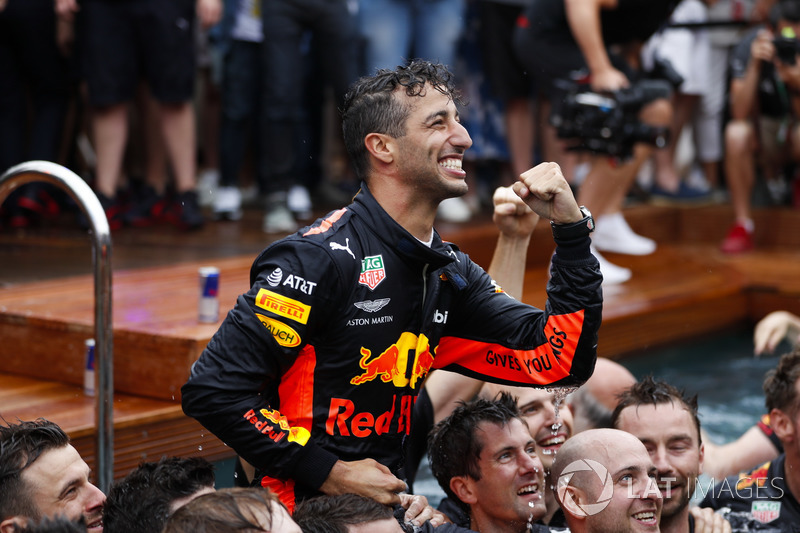 Yarış galibi Daniel Ricciardo, Red Bull Racing, Red Bull Energy Station havuzuna atlıyor