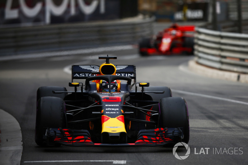Даніель Ріккардо, Red Bull Racing RB14 попереду Себастьяна Феттеля, Ferrari SF71H