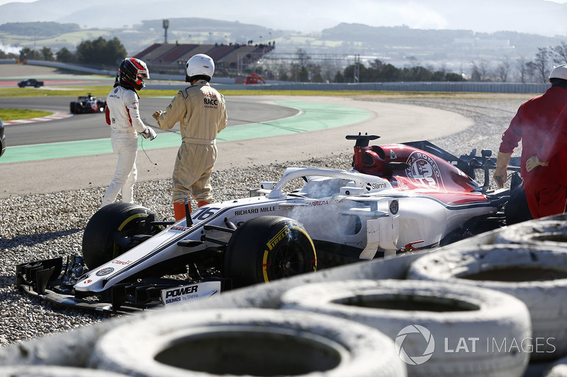 Na pista, Charles Leclerc foi um dos que tiveram problemas, ao sair da pista e se chocar na barreira de pneus.