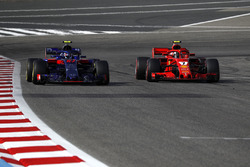 Pierre Gasly, Scuderia Toro Rosso STR13 ve Kimi Raikkonen, Ferrari SF71H