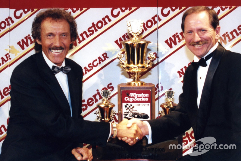 Richard Petty gratuliert Dale Earnhardt zu seinem siebten Titel