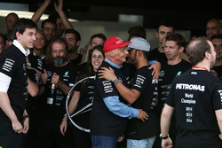 Льюіс Хемілтон з невиконавчим директором Mercedes AMG F, керівником Mercedes AMG F1 Тото Вольффом та