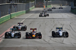 Lewis Hamilton, Mercedes AMG F1 W07 Hybrid, Max Verstappen, Red Bull Racing RB12, en Valtteri Bottas