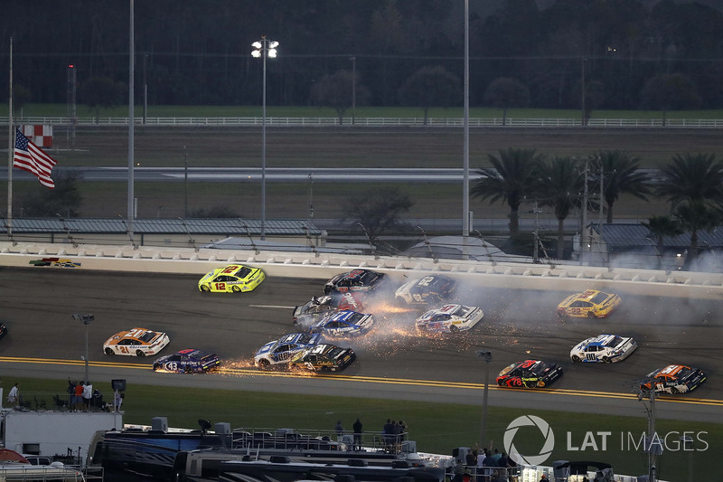 Kecelakaan: Kurt Busch, Stewart-Haas Racing Ford, Ricky Stenhouse Jr., Roush Fenway Racing Ford, Brendan Gaughan, Beard Motorsports Chevrolet