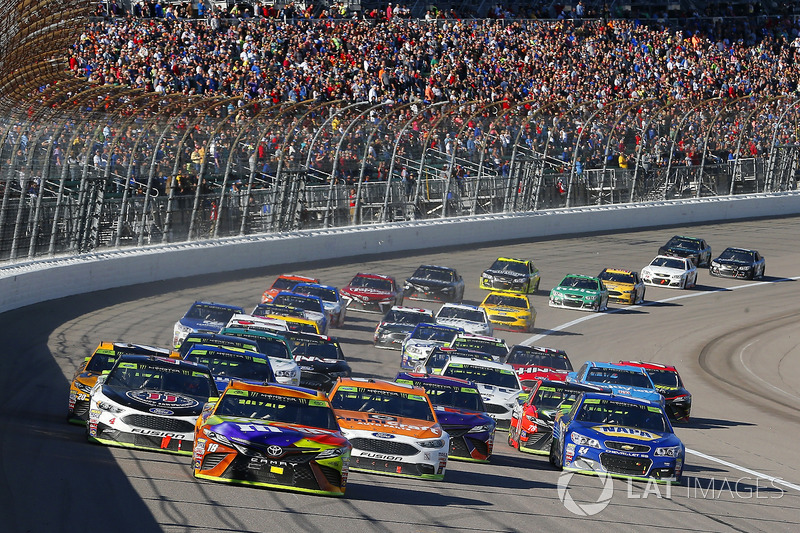 9. Kyle Busch, Joe Gibbs Racing Toyota, Chase Elliott, Hendrick Motorsports Chevrolet, Ryan Blaney, Wood Brothers Racing Ford ve Kevin Harvick, Stewart-Haas Racing Ford